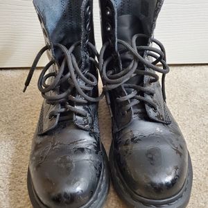 Dr Martens Cassidy leather boots w/ Skulls